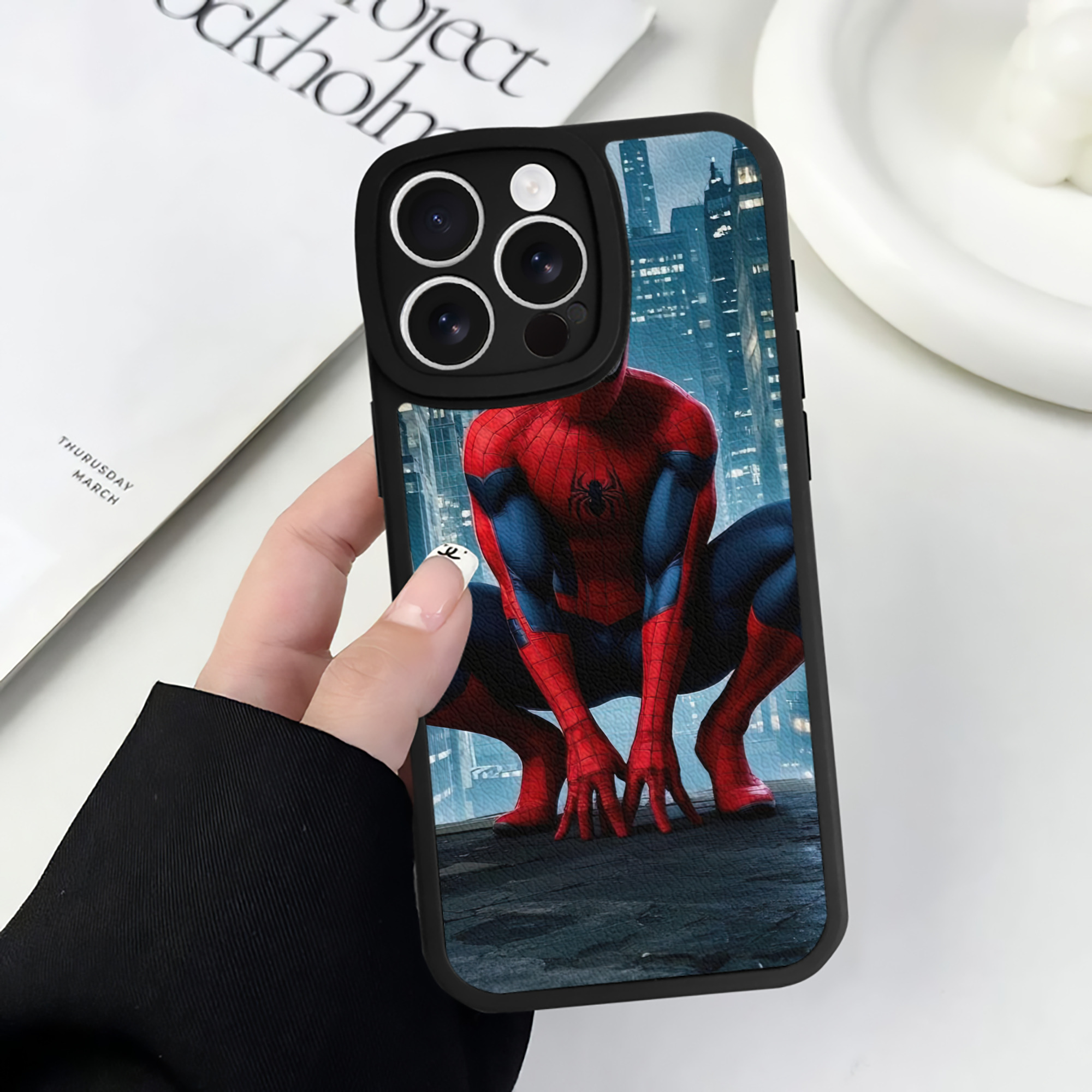 Spider Man スパイダーマン 【iPhone 16シリーズ対応】シリコンスマホケース（レザー調） 材質：シリコン